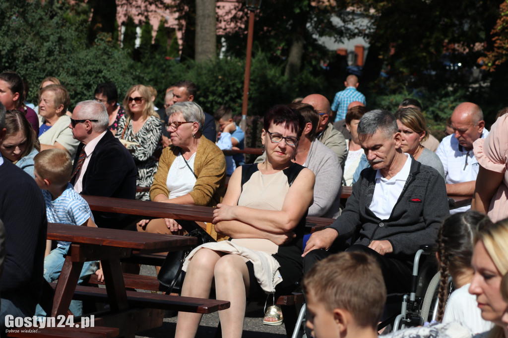 Msza św. polowa w parku w Grabonogu i święcenie plecaków