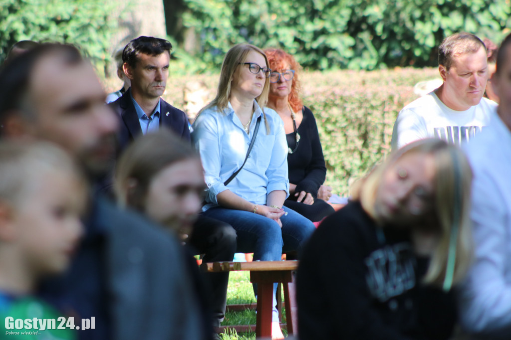 Msza św. polowa w parku w Grabonogu i święcenie plecaków