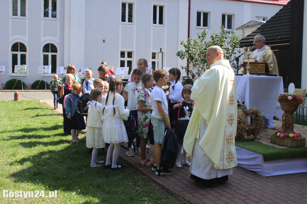 Msza św. polowa w parku w Grabonogu i święcenie plecaków