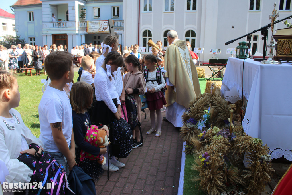 Msza św. polowa w parku w Grabonogu i święcenie plecaków