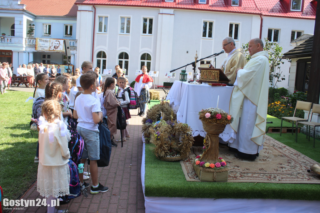 Msza św. polowa w parku w Grabonogu i święcenie plecaków