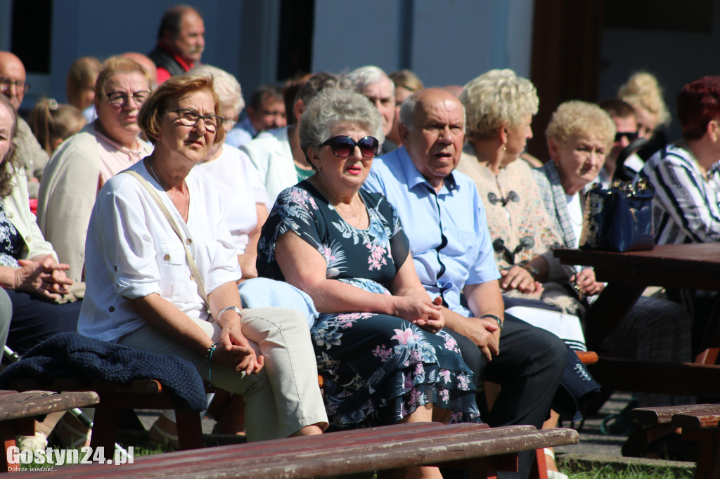 Msza św. polowa w parku w Grabonogu i święcenie plecaków