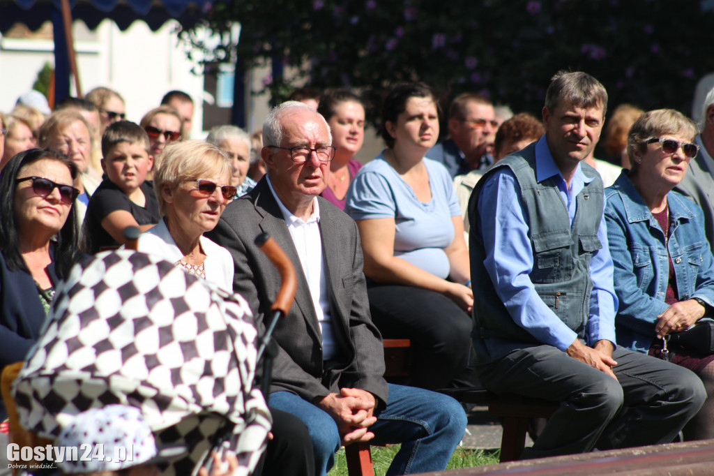 Msza św. polowa w parku w Grabonogu i święcenie plecaków