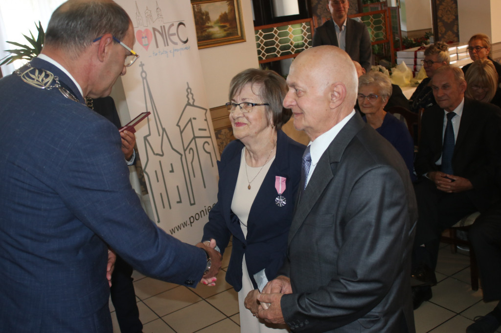 Uroczystość wręczenia medali za długoletnie pożycie w Poniecu