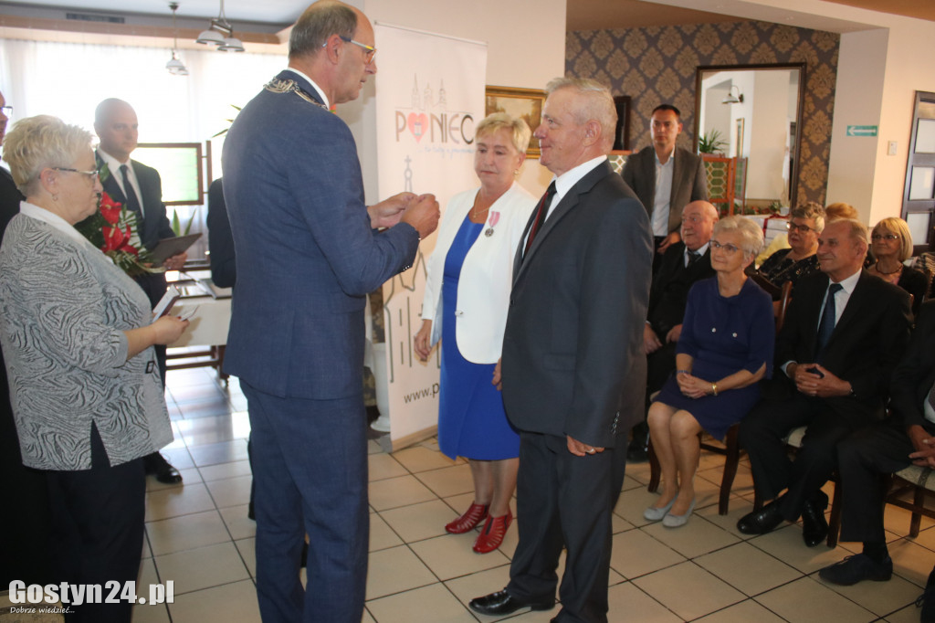 Uroczystość wręczenia medali za długoletnie pożycie w Poniecu