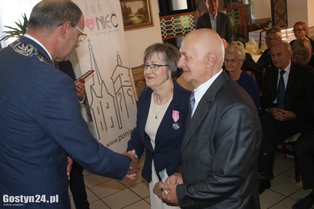 Uroczystość wręczenia medali za długoletnie pożycie w Poniecu