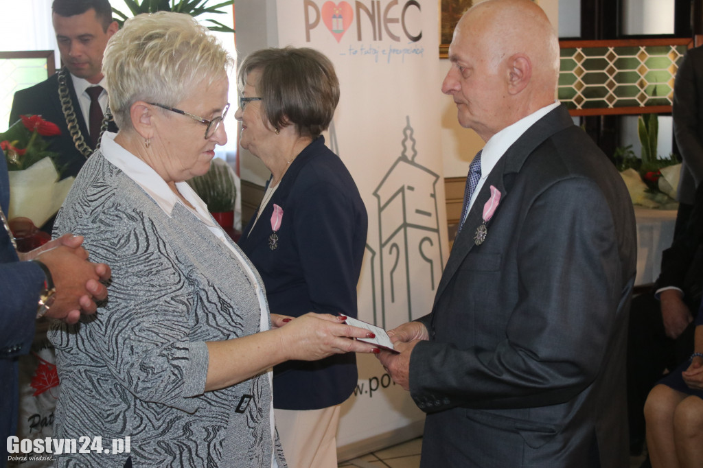 Uroczystość wręczenia medali za długoletnie pożycie w Poniecu