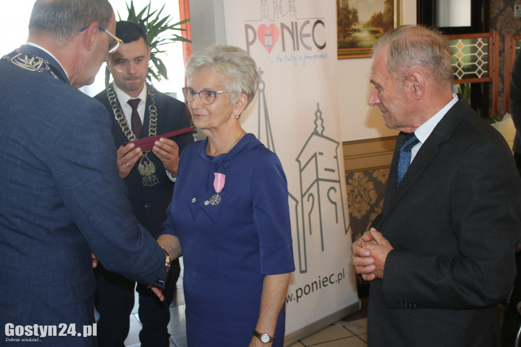 Uroczystość wręczenia medali za długoletnie pożycie w Poniecu