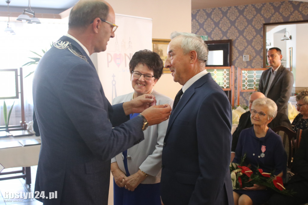Uroczystość wręczenia medali za długoletnie pożycie w Poniecu