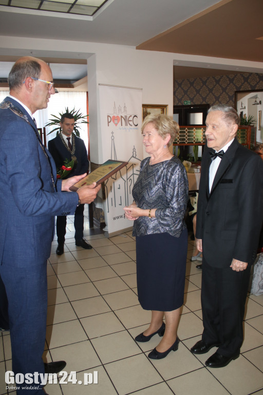 Uroczystość wręczenia medali za długoletnie pożycie w Poniecu
