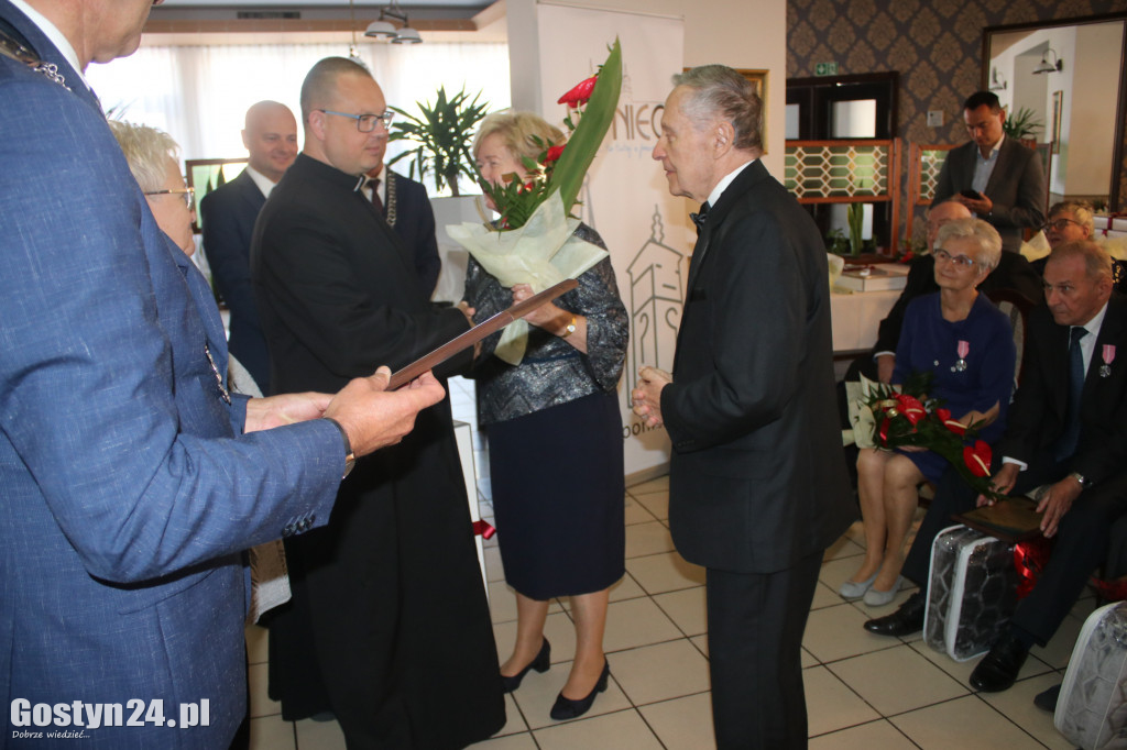 Uroczystość wręczenia medali za długoletnie pożycie w Poniecu