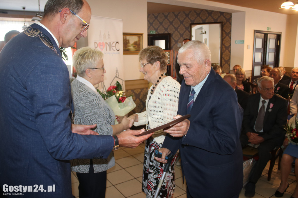 Uroczystość wręczenia medali za długoletnie pożycie w Poniecu