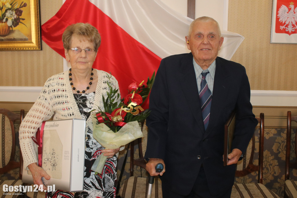 Uroczystość wręczenia medali za długoletnie pożycie w Poniecu