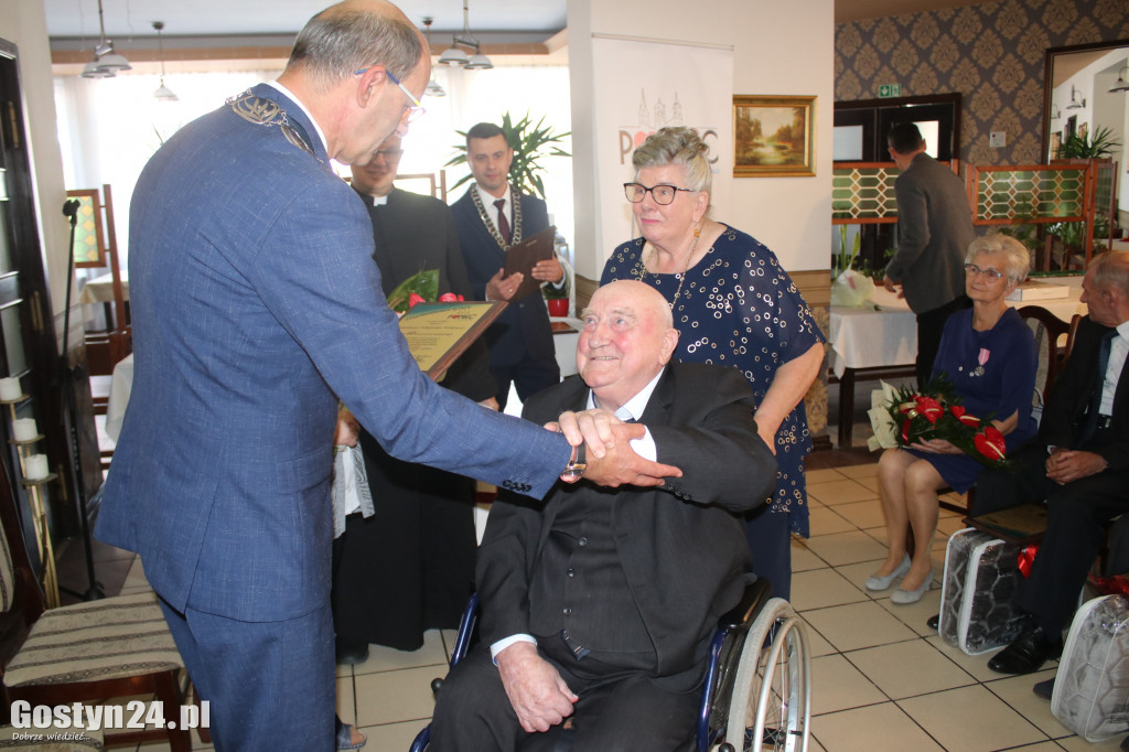 Uroczystość wręczenia medali za długoletnie pożycie w Poniecu