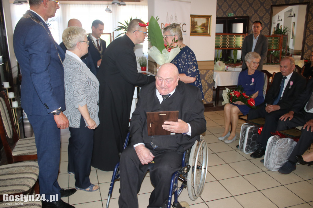 Uroczystość wręczenia medali za długoletnie pożycie w Poniecu