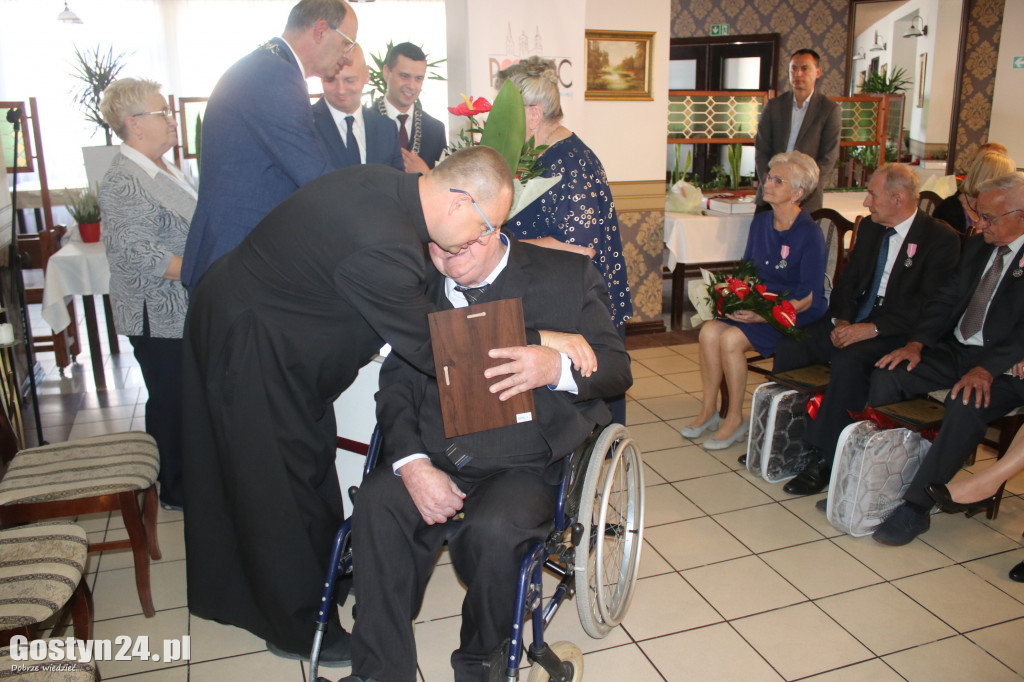 Uroczystość wręczenia medali za długoletnie pożycie w Poniecu