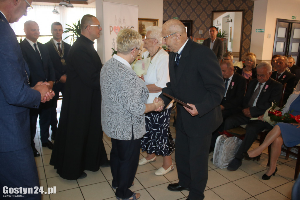 Uroczystość wręczenia medali za długoletnie pożycie w Poniecu