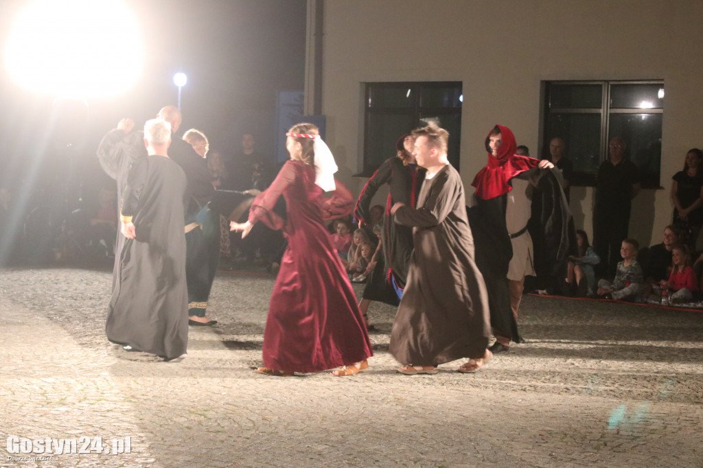 Spektakl Zapomniana Historia na pogorzelskim rynku