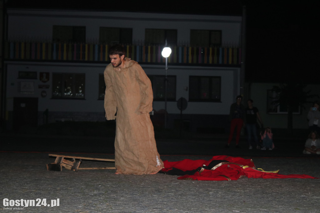 Spektakl Zapomniana Historia na pogorzelskim rynku