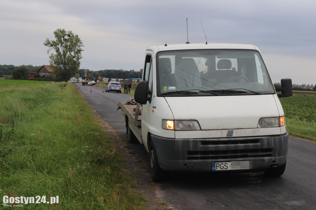 Dachowanie osobówki na trasie Chwałkowo-Krobia