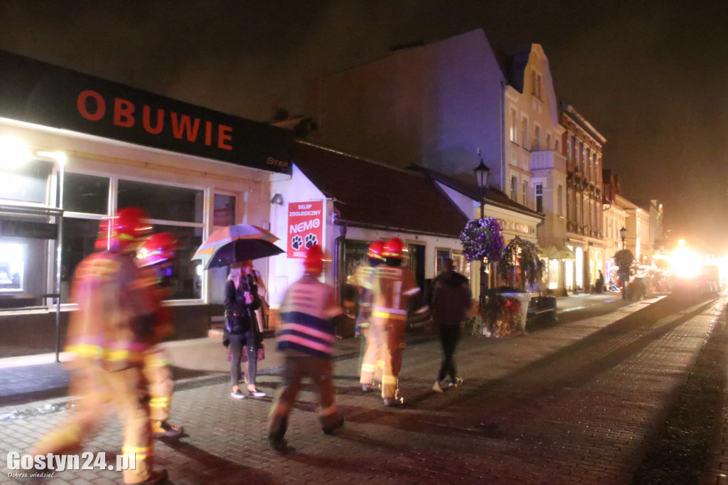 Akcja na deptaku. Strażacy wyważyli drzwi do mieszkania