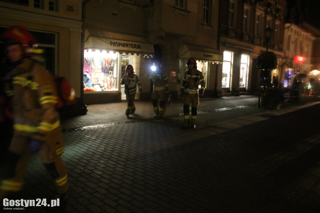 Akcja na deptaku. Strażacy wyważyli drzwi do mieszkania