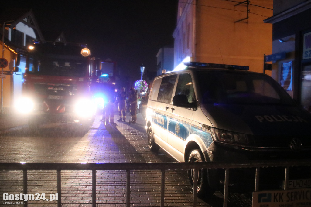 Akcja na deptaku. Strażacy wyważyli drzwi do mieszkania