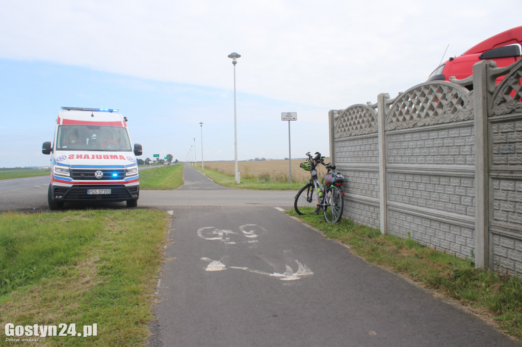 Zderzenie rowerzysty z ciężarówką na ścieżce rowerowej Gostyń-Gola