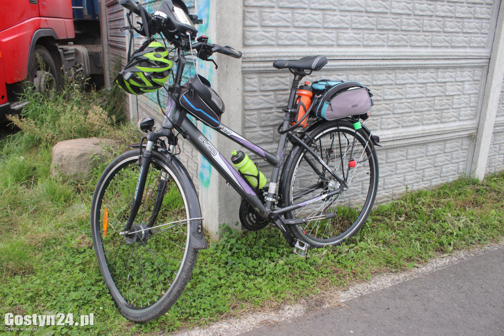 Zderzenie rowerzysty z ciężarówką na ścieżce rowerowej Gostyń-Gola