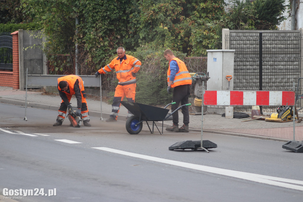 Trwa usuwanie awarii i dziury na ul. Nad Kanią w Gostyniu
