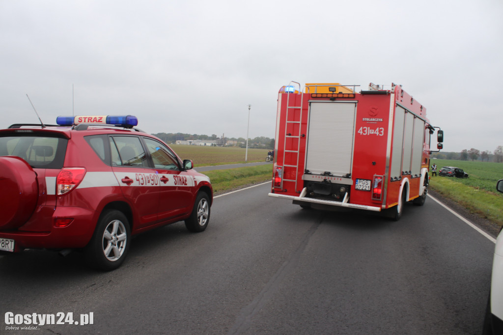 Wypadek BMW i samochodu ciężarowego na trasie Gostyń - Gola