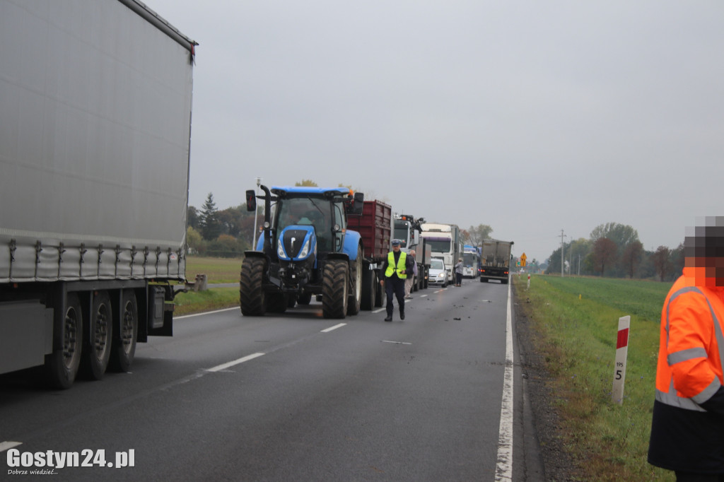 Wypadek BMW i samochodu ciężarowego na trasie Gostyń - Gola