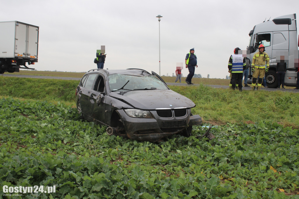 Wypadek BMW i samochodu ciężarowego na trasie Gostyń - Gola