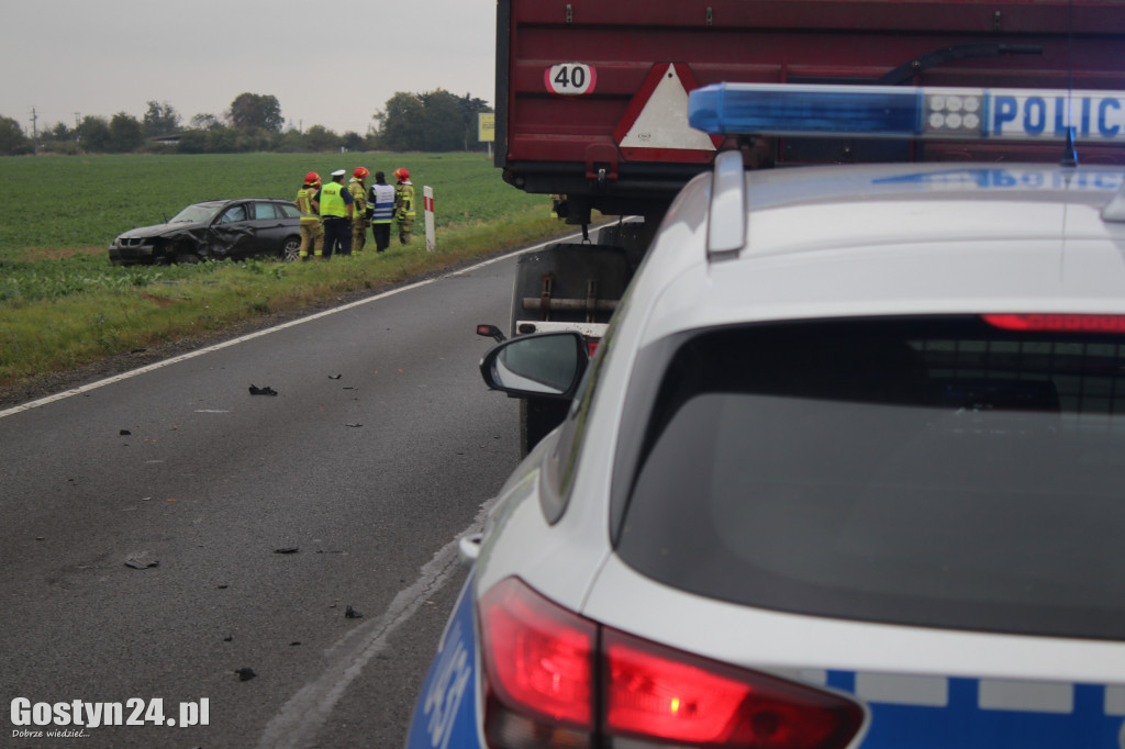 Wypadek BMW i samochodu ciężarowego na trasie Gostyń - Gola