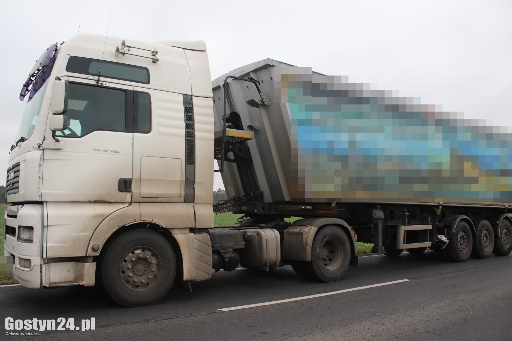Wypadek BMW i samochodu ciężarowego na trasie Gostyń - Gola