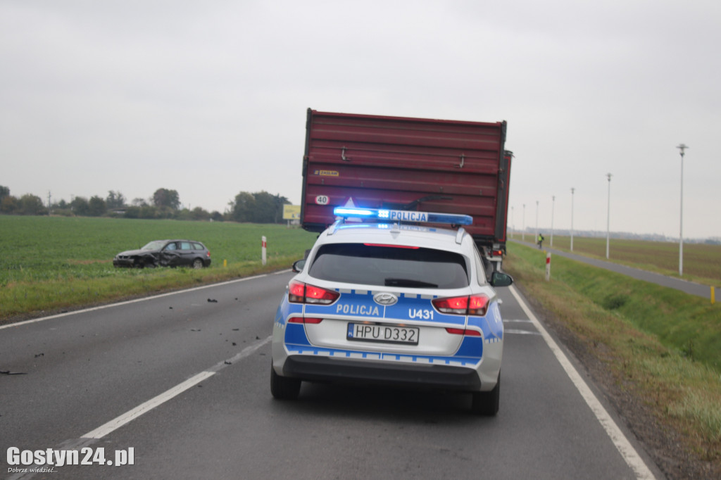 Wypadek BMW i samochodu ciężarowego na trasie Gostyń - Gola
