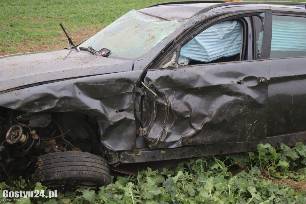 Wypadek BMW i samochodu ciężarowego na trasie Gostyń - Gola