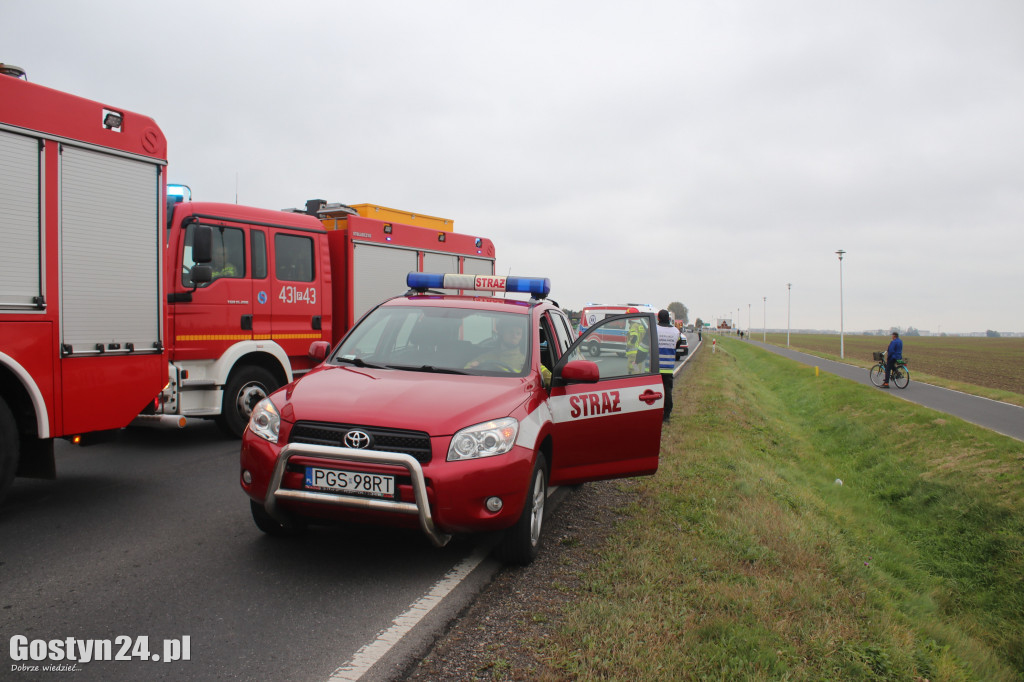 Wypadek BMW i samochodu ciężarowego na trasie Gostyń - Gola