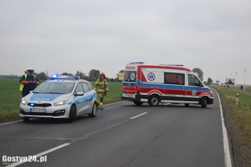 Wypadek BMW i samochodu ciężarowego na trasie Gostyń - Gola