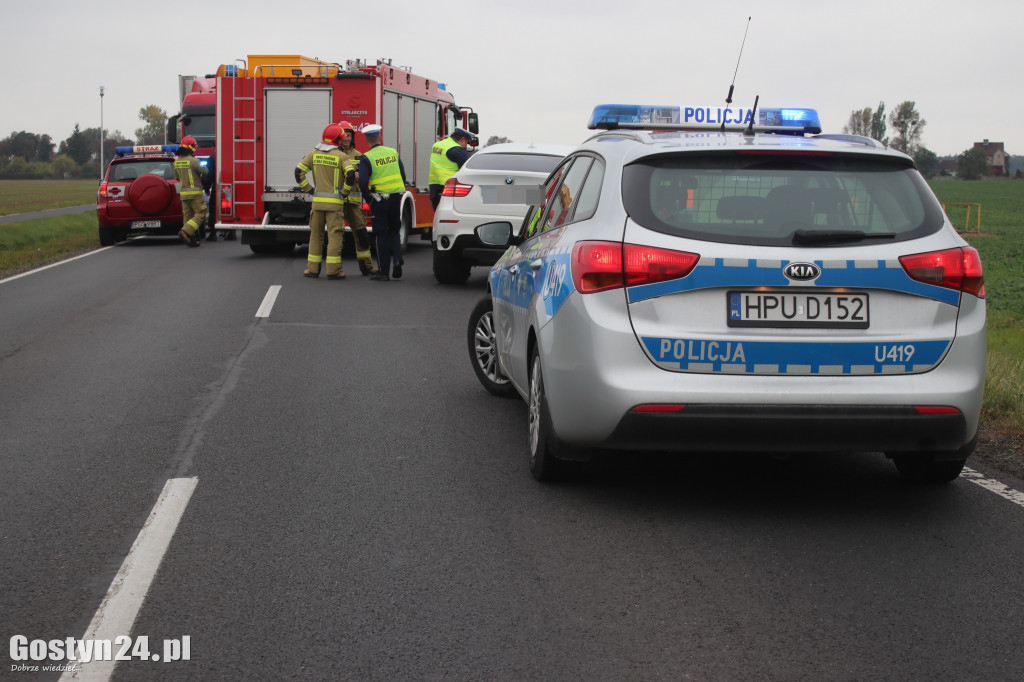 Wypadek BMW i samochodu ciężarowego na trasie Gostyń - Gola