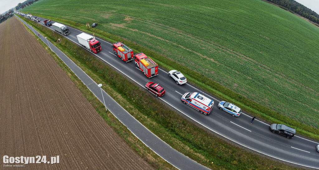 Wypadek BMW i samochodu ciężarowego na trasie Gostyń - Gola