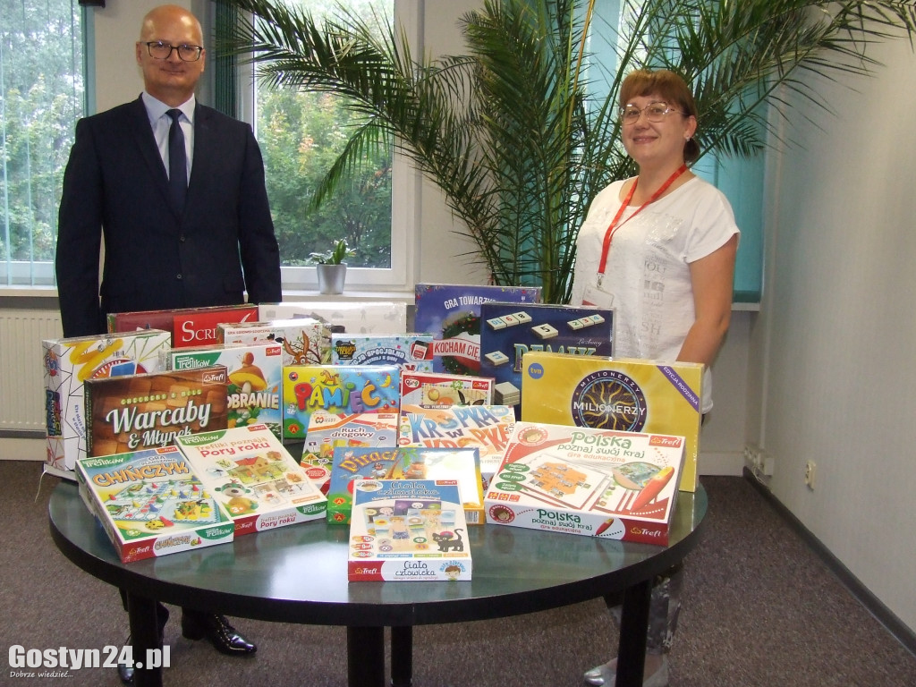 Gostyński Urząd Skarbowy przekazał planszówki do szpitala