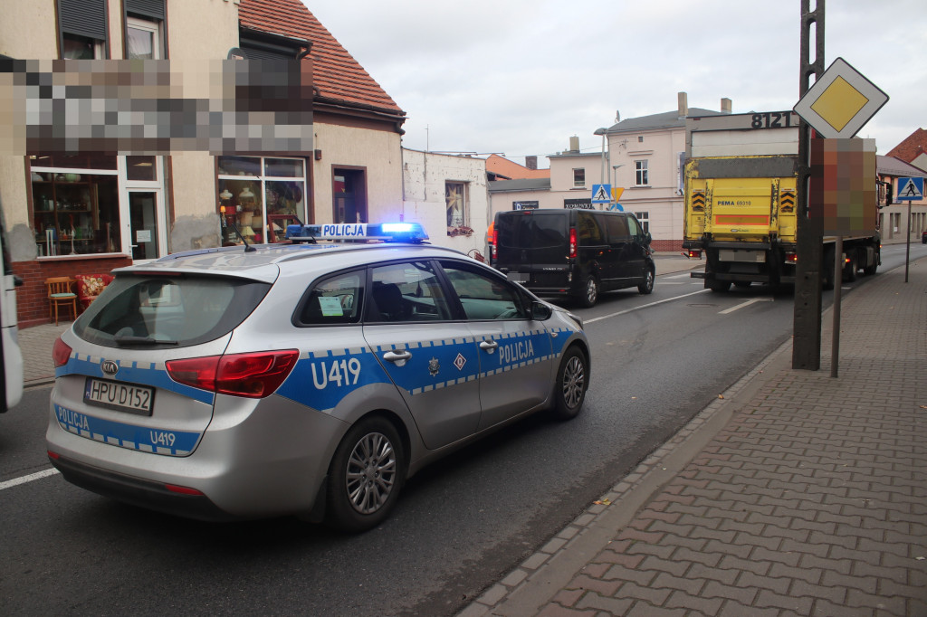 Po kolizji z ciężarówką osobówka zatrzymała się na schodach sklepu