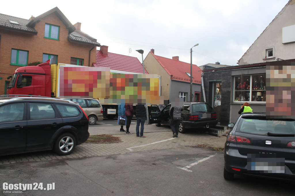 Po kolizji z ciężarówką osobówka zatrzymała się na schodach sklepu