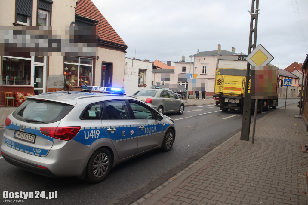 Po kolizji z ciężarówką osobówka zatrzymała się na schodach sklepu