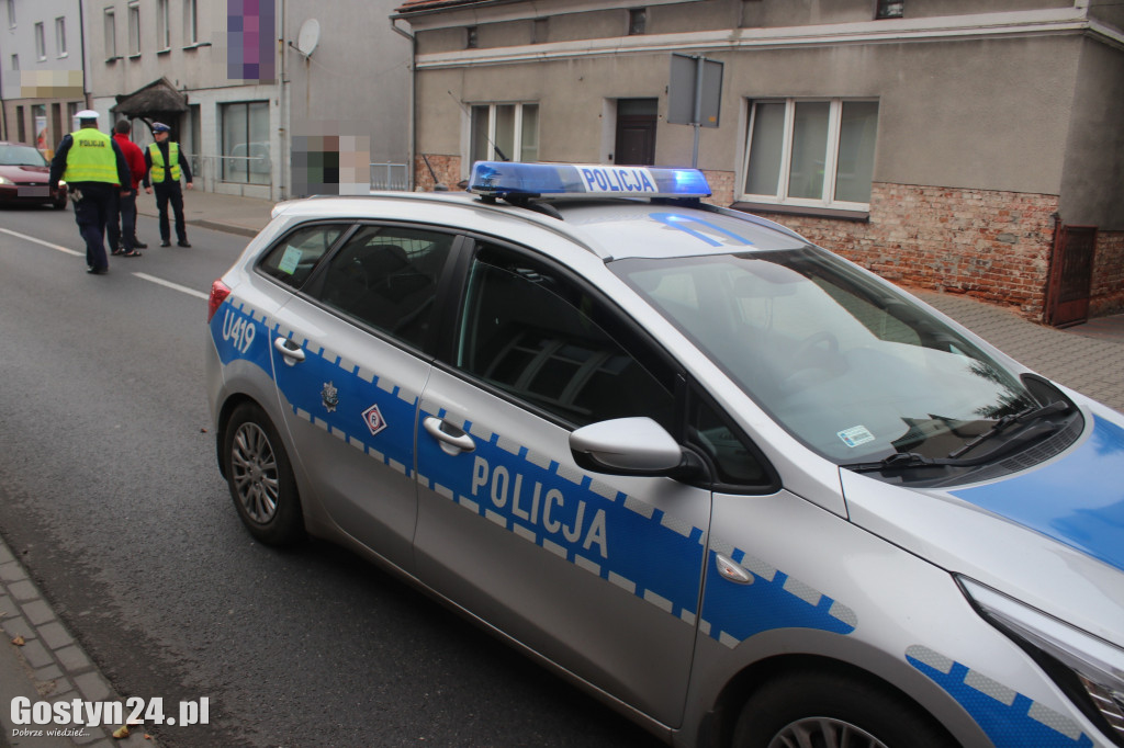 Po kolizji z ciężarówką osobówka zatrzymała się na schodach sklepu