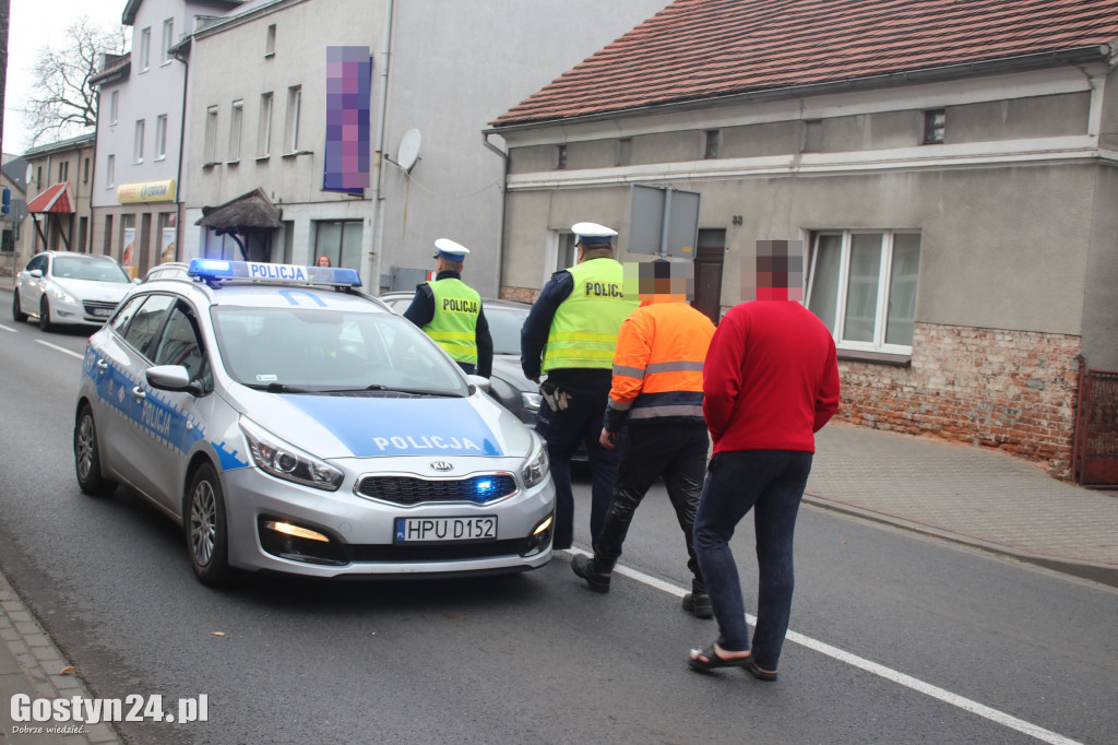 Po kolizji z ciężarówką osobówka zatrzymała się na schodach sklepu