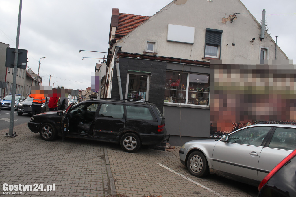 Po kolizji z ciężarówką osobówka zatrzymała się na schodach sklepu