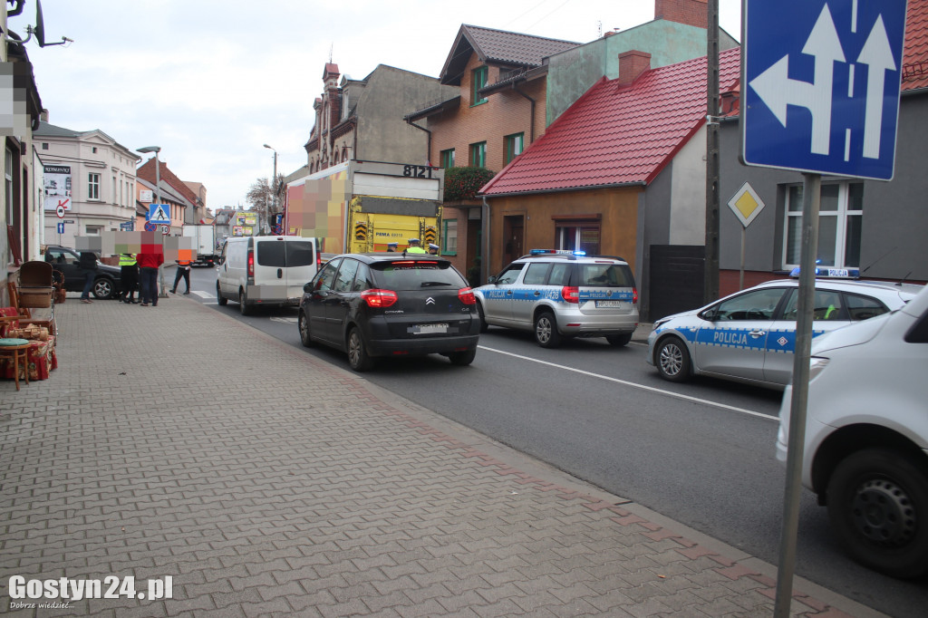 Po kolizji z ciężarówką osobówka zatrzymała się na schodach sklepu