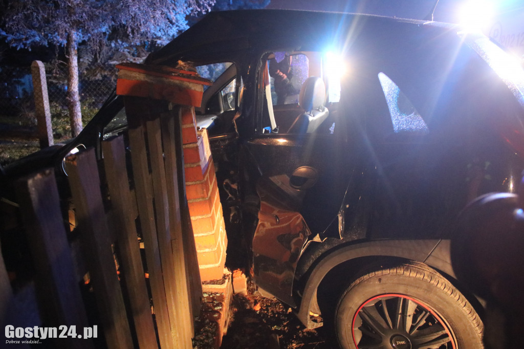 Auto wjechało w środku nocy w płot w Podrzeczu
